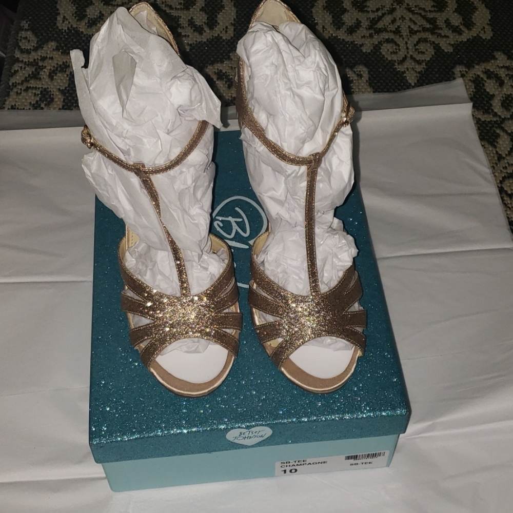 BNIB Betsey Johnson SB-TEE T Strap Heels - Picture 2 of 8